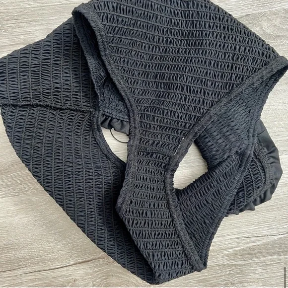 NWT SEA Bobby Smocked Bikini Bottom High-Waisted Black
Stretchy bottom only S - Picture 8 of 9